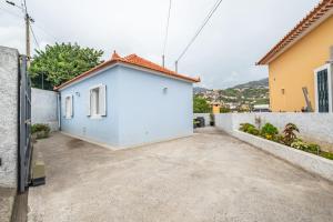 uma casa branca com uma entrada em The Blue House no Funchal