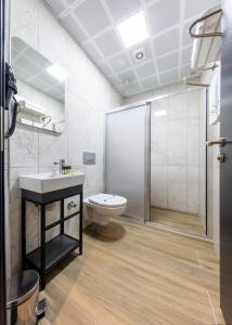 Un baño de Lenora Airport Hotel