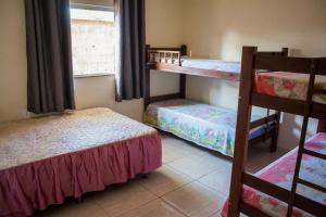 三瑪麗亞的住宿－Rancho para Temporada,Três Marias mg.，客房设有两张双层床和一扇窗户。