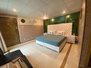 sypialnia z dużym łóżkiem i prysznicem w obiekcie Fusion Lodge w mieście Islamabad