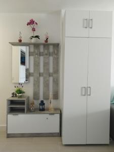um quarto com dois armários brancos e um espelho em ATLANTERRA PUEBLO em Zahara de los Atunes