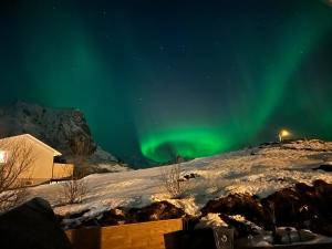 een beeld van het noorderlicht dat in de lucht danst bij Villa Stø in Vesterålen (Lofoten) Norway in Stø