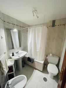 カンデレダにあるCASA PURIのバスルーム(洗面台、トイレ、バスタブ付)