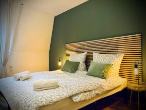 科堡的住宿－One Apartment‘s / Steinweg / Neu，一间卧室配有一张床,上面有两条毛巾