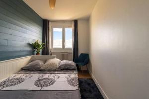 een kleine slaapkamer met een bed en een raam bij Renovated 2-Bed Apartment 2 min from Lyon in Oullins