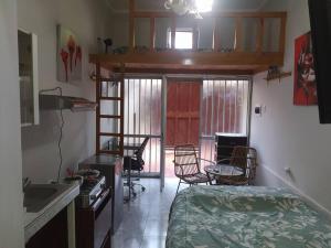 1 dormitorio con 1 cama y cocina con escritorio en hermoso mini departamento Miraflores a dos cuadras de Larcomar, en Lima