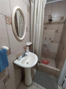 y baño con lavabo y ducha con espejo. en hermoso mini departamento Miraflores a dos cuadras de Larcomar, en Lima