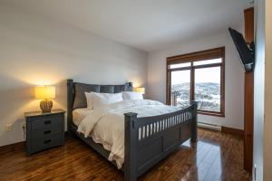 A bed or beds in a room at Altitude 170-5/ Stunning Views, Excellent Location