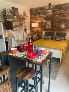 Petit cocon proche de Stanislas في نانسي: غرفة بها سرير وطاولة عليها طعام