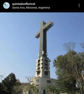 una gran cruz en la parte superior de un edificio en Cabaña Don floricel en Santa Ana