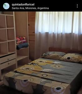 ein Schlafzimmer mit einem Bett und einer Kommode in der Unterkunft Cabaña Don floricel in Santa Ana