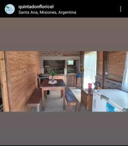 ein Wohnzimmer mit einem Tisch und einer Küche in der Unterkunft Cabaña Don floricel in Santa Ana
