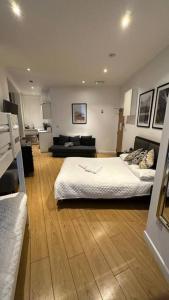 a bedroom with two beds in a room at Sleep 6 Piccadilly Grand in London VR5 in London