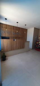 une chambre d'hôtel avec un panneau sur un mur en bois dans l'établissement Hotel Da Orla, à Aracaju