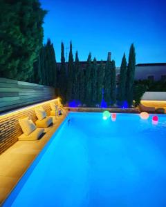 ein Pool in der Nacht mit blauen Lichtern in der Unterkunft Armata Boutique Hotel in Spetses