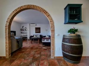 un arco en una sala de estar con barril de vino en Beach panorama Caleta, en Caleta de Vélez