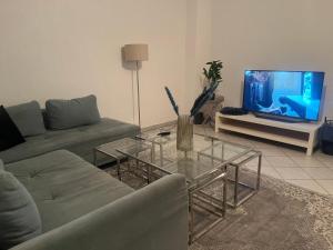 Maisons du Souihel في ريكلينغاوسين: غرفة معيشة مع أريكة وتلفزيون