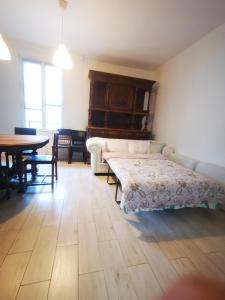 uma sala de estar com uma cama e uma mesa em Appartement vintage em Vitry-sur-Seine