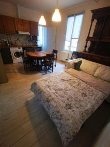 Appartement vintage في فيتري-سور-سين: غرفة معيشة مع سرير ومطبخ مع طاولة