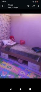 een slaapkamer met een bed met 2 kussens erop bij Duplex mignant in Fès