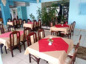 un restaurante con mesas y sillas con servilletas rojas. en Salvatore Room -Cairo Downtown en El Cairo