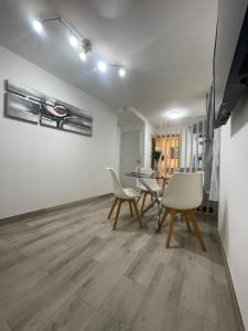 a living room with chairs and a table and a painting at Vistalegre! Coqueto apartamento junto al metro in Madrid