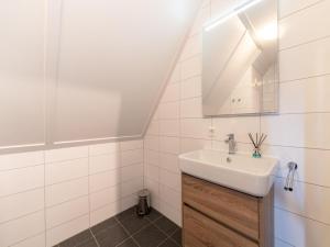 Ένα μπάνιο στο Holiday Home in Scherpenisse near Oosterschelde +32 φωτογραφίες