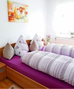 two beds sitting next to each other with pillows at Ferienwohnung Maria Miller in Hemfurth-Edersee