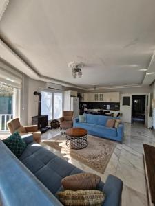Posezení v ubytování Grandvadi Villa kapalı ısıtmalı havuz