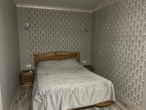 烏曼的住宿－Однокімнатна квартира в Грековому Лісі，一间卧室配有一张带白色床罩的床