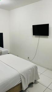 Μια τηλεόραση ή/και κέντρο ψυχαγωγίας στο Suite Proximo a Praia