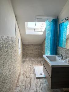 un bagno con un lavandino, uno specchio e una finestra di b&b Center Gallery a Bologna