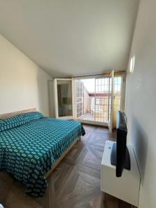 una camera da letto con un letto e una televisione di b&b Center Gallery a Bologna