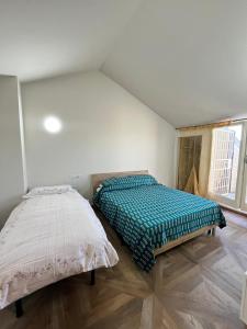 una camera con due letti in mansarda di b&b Center Gallery a Bologna