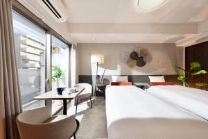 Postel nebo postele na pokoji v ubytování Dotombori Crystal Hotel 3