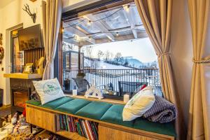 a window seat with a view of a snowy mountain at Doza de Verde Chalet Bran in Sohodol