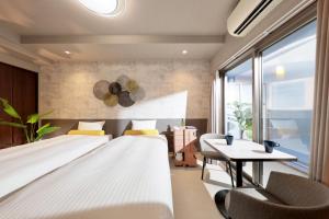 Postel nebo postele na pokoji v ubytování Dotombori Crystal Hotel 3