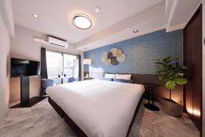 Postel nebo postele na pokoji v ubytování Dotombori Crystal Hotel 3