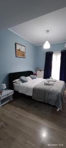 1 dormitorio con 1 cama grande en una habitación en Marilidia House, en Kastéllion