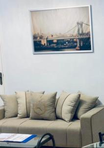 un salon avec un canapé et une photo sur le mur dans l'établissement Karnak Flats, à Louxor