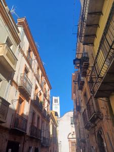 vistas a un callejón entre 2 edificios con balcón en Repubblica 14, en Iglesias