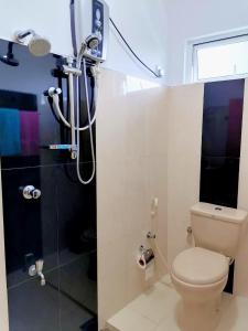 ein Bad mit einer Dusche, einem WC und einer Dusche in der Unterkunft Mountain View in Kandy