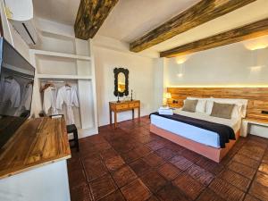 1 dormitorio con cama, mesa y espejo en Casa Be Getsemaní, en Cartagena de Indias