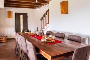 una sala da pranzo con tavolo e sedie in legno di Šumski raj a Desmerice