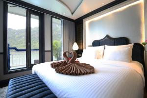 Un dormitorio con una cama con una decoración de corazón. en Lotus D'Orient Cruise en Ha Long