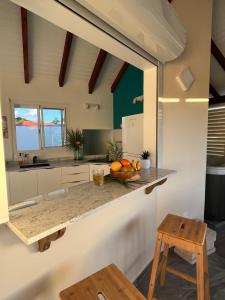 una cocina con una barra con un bol de fruta. en Le gîte du Rucher de l’île, en Grand-Bourg 22 fotos más