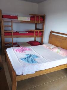 2 literas en una habitación con cama blanca en Chácara Paraíso, en Pouso Alto