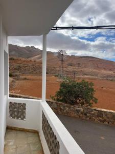 una vista su un mulino a vento dal balcone di una casa di Casa Plaza 2 a Vega de Río de Palmas Altre 10 foto