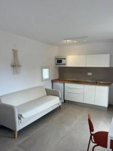 un soggiorno con divano e cucina di Casa Plaza 2 a Vega de Río de Palmas