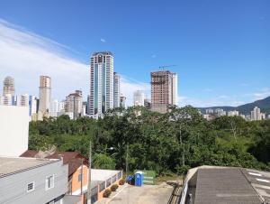 a view of a city skyline with tall buildings at Linda Cobertura duplex compartilhada a duas quadras do mar in Itapema +53 photos